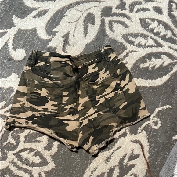 Camo Women's Shorts size 4 - Picture 2 of 4